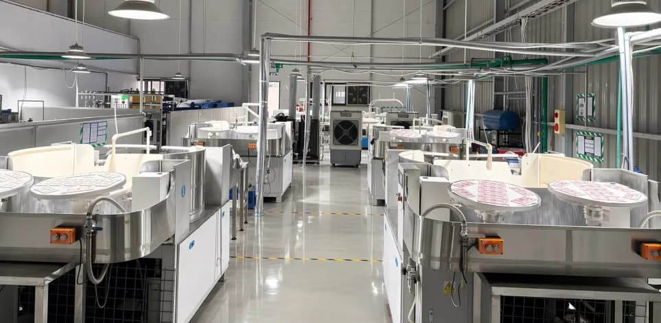 Glass polishing machines in the tempered glass workshop